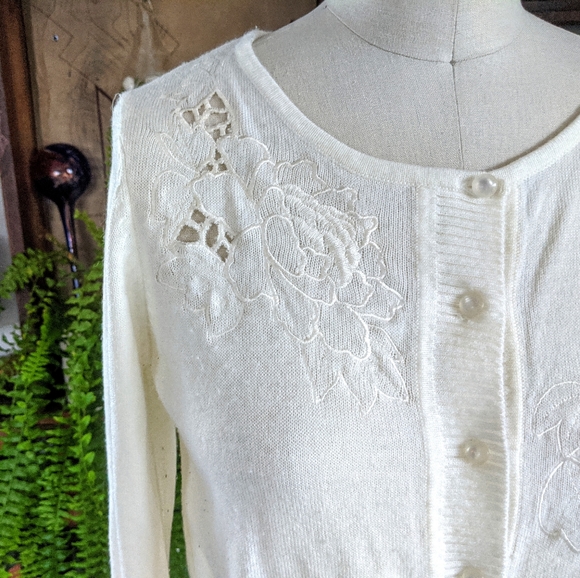 UO embroidered cut out sweater - Picture 2 of 8